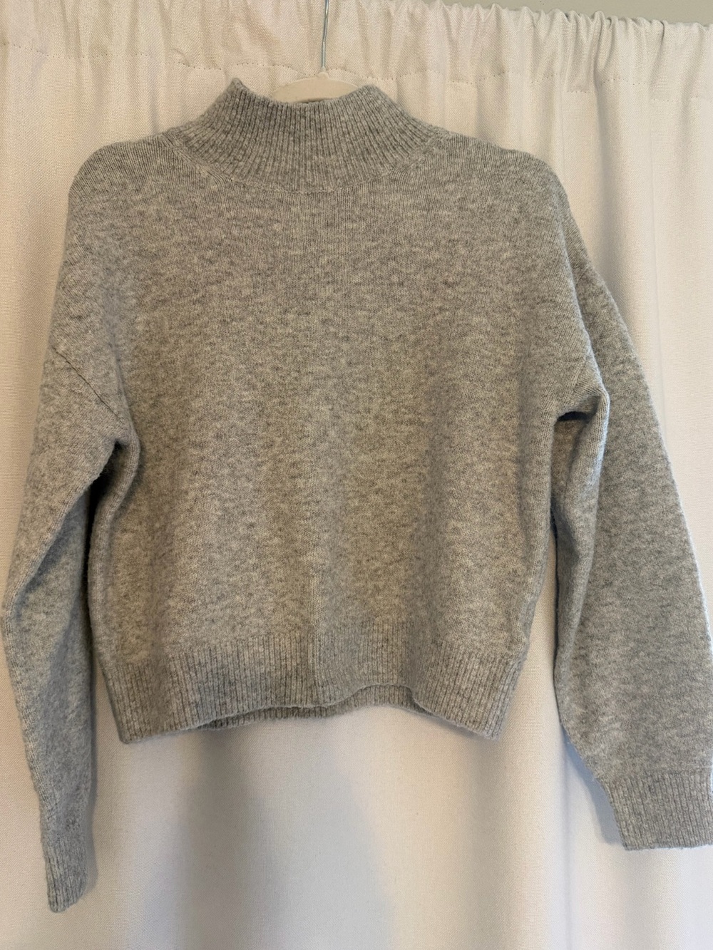 H&M Cozy Cropped Turtleneck Sweater in Light Gray